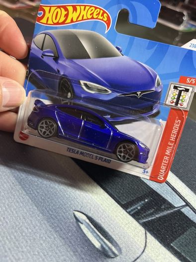 Hot wheels Tesla Model S Plaid two different cars