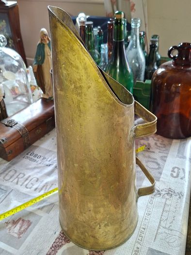 Antique Two Handled Brass Coal Scuttle with a shaped lip, making it easy to scoop out coal from your bunker and shake it directly onto your open fire. So, no more fussing with protective gloves and no more dirty hands, Postage Available or Collection