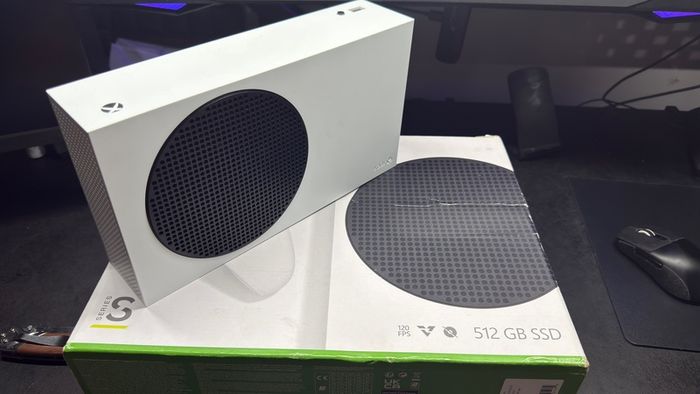 xbox series s 512gb with 2 controllers(stick drift)