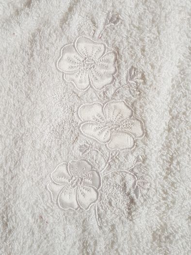 BNIB Portuguese Decorative White Towel Set