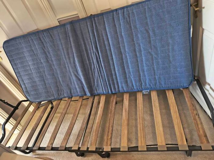 Single foldable guest bed with mattress