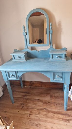 Bedroom furniture set