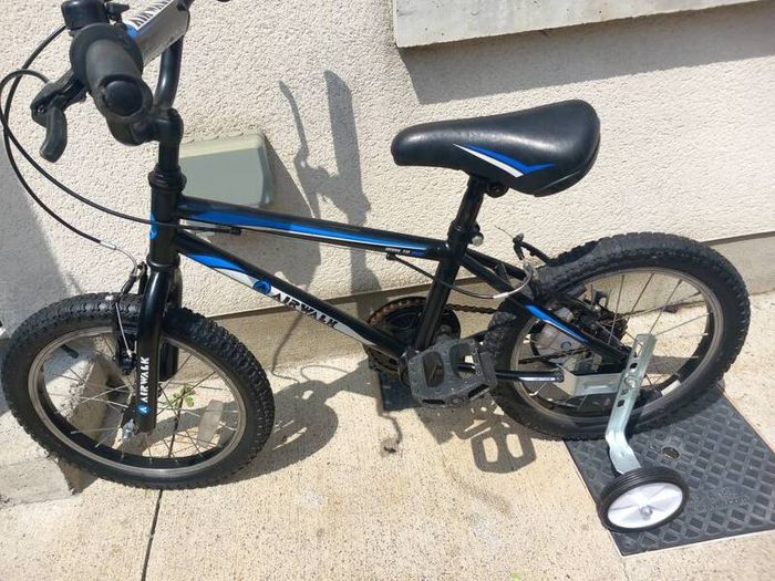 Aiirwalk Kids bike size 16 inch wheels