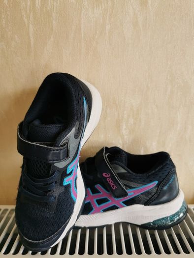 Girl's Asics runners size UK 10 (Worn)