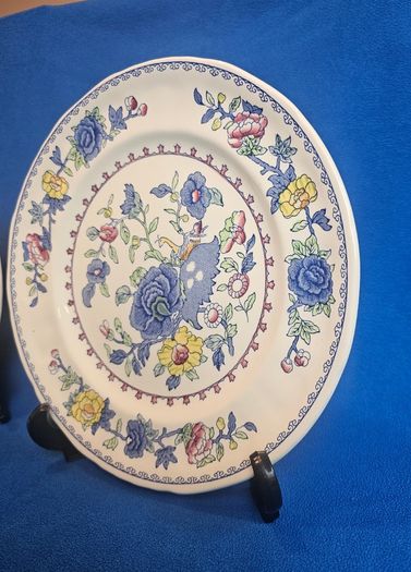 2 beautiful Masons Ironstone dinner plates in the "Regency" pattern, England, c. 1940-1950.