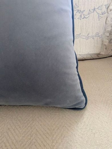 Four bespoke blue cushions, 30 euro per piece