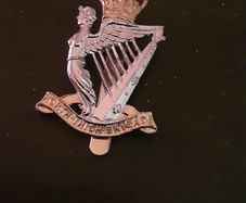 militaria:north Irish brigade cap badge