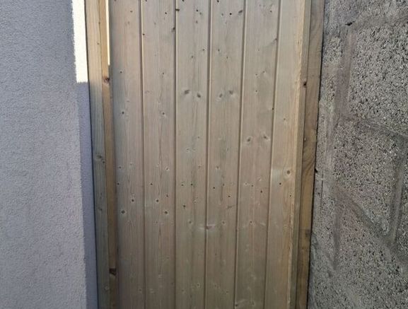 Budget side gate 210