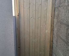 Budget side gate 210