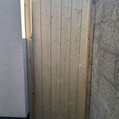 Budget side gate 210