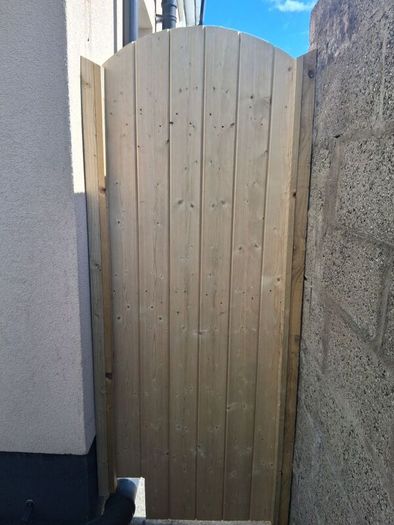 Budget side gate 210