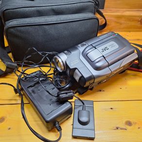 JVC GR-FXM333 Compact VHS-C Camcorder Bundle with 2.5" LCD, AC Adapter, Direct Power Coupler & Bag - 29211