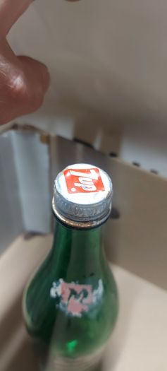 7up bottle with cap,used condition,nice advertising, price includes post to anywhere in Ireland thank you,see pictures,