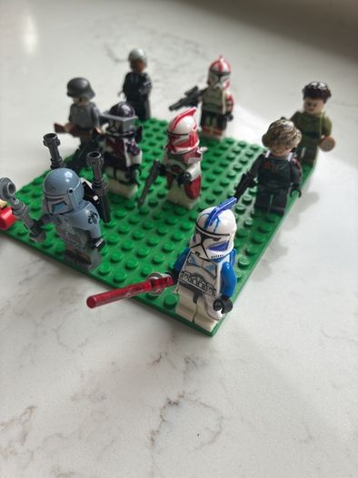 10 LEGO figures