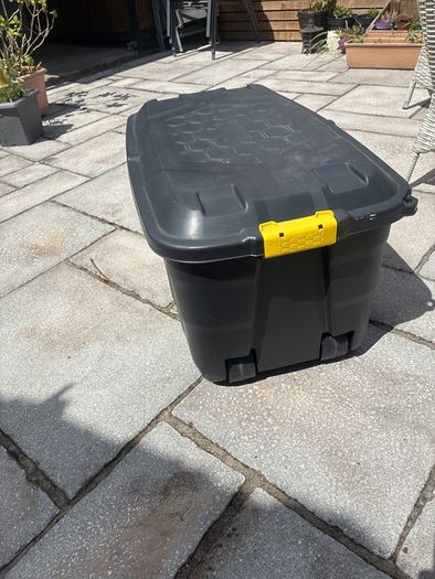 Heavy duty trunk on 4 wheels