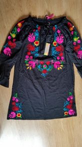 BNWT - Cost 20 euro - Size Medium - A Beautiful Ladies Swim / Beach Top.