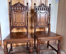 A charming pair of late Victorian carved oak Hall chairs richly modelled,  Cirka 1890's.