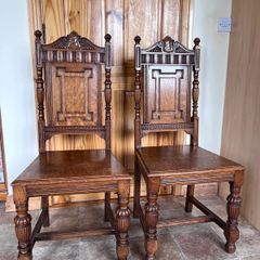 A charming pair of late Victorian carved oak Hall chairs richly modelled,  Cirka 1890's.