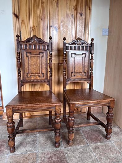 A charming pair of late Victorian carved oak Hall chairs richly modelled,  Cirka 1890's.