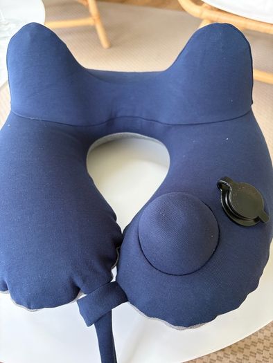 Inflatable travel pillow