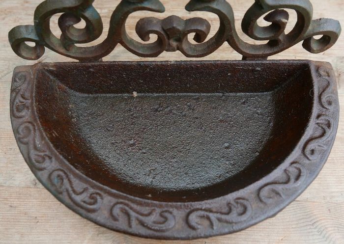 Antique Victorian cast iron wall mounted bird bath bird feeder