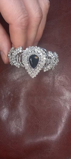 Vintage jewelry is sold individually for 5 to 10 euros