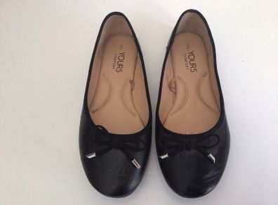 Yours Ladies Black flat ballerina pumps shoes size 8