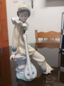 Nao by Lladro Figurine ' Wandering minstrel ' clown with Mandolin (MD50)