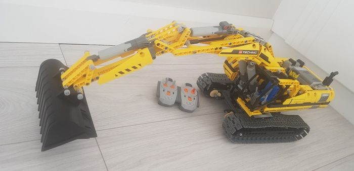 Lego Technic 8043 Motorized Excavator