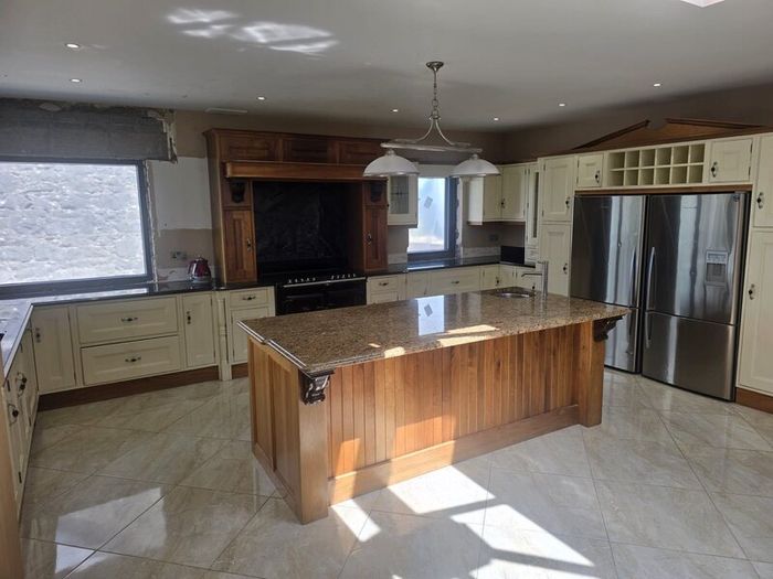 Luxury in-frame kitchen with granite worktops