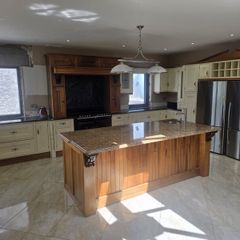 Luxury in-frame kitchen with granite worktops
