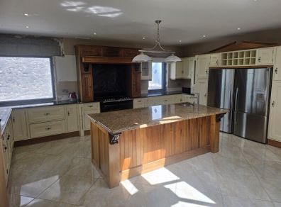 Luxury in-frame kitchen with granite worktops