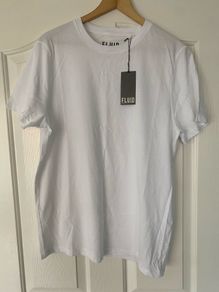 BNWT: Men's White T-Shirt (Size L)