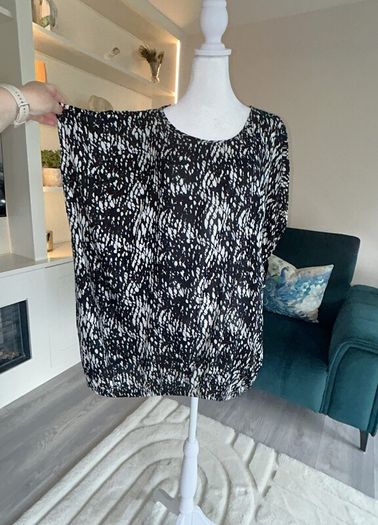 Ladies Black & White Short Sleeved Top from Kaffa Curve Size: UK 20 / EU 48