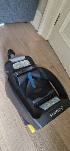 Car seat: Maxi cosy with Isofix base