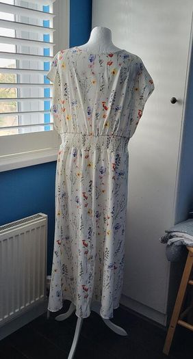 White floral sleeveless summer dress, Size 2XL / UK20