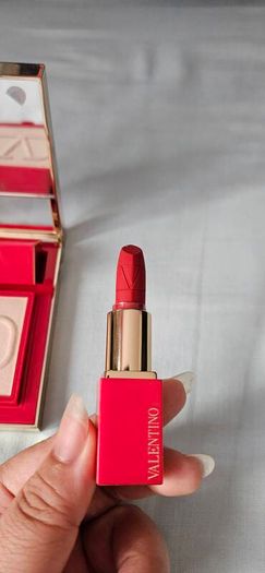 Valentino Star Studs Edition Set Go Clutch Perfecting Powder 01 in very light & mini Lipstick 219A.