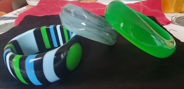 3 stylish plastic bangles