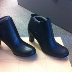 Beautiful Authentic New Karen Miller Ankle Boots size 5
