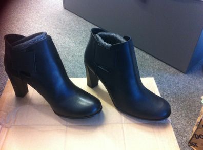 Beautiful Authentic New Karen Miller Ankle Boots size 5