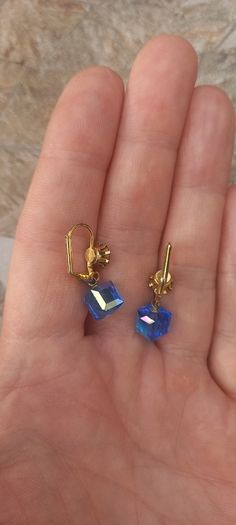 Vintage jewelry is sold individually for 5 to 10 euros