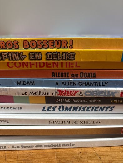 12 comics, mainly French.