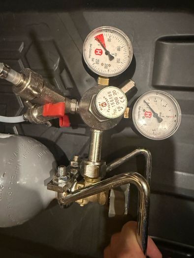 2kg co2, hiwi regulator and spilt feeds