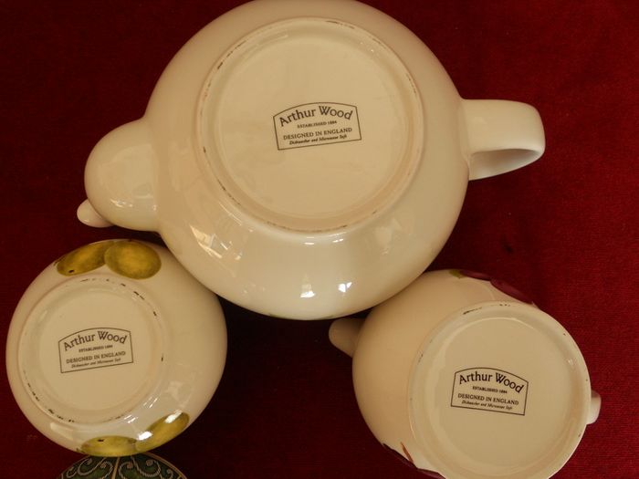 " Arthur Wood "England Tea Set (UNUSED):Tea Pot/Sugar Bowl & Milk Jug