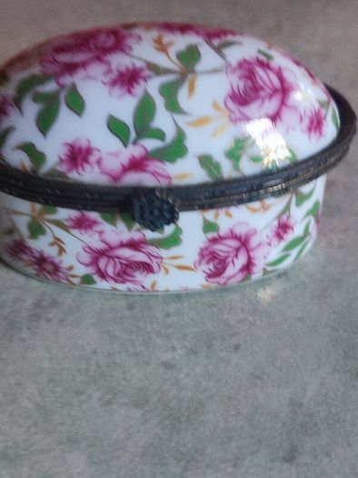 Nav Portugal Lovely Detailed Little Vintage Porcelain Floral Roses Trinket Box