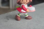 HTF Vintage 1981 AGC Kenner Strawberry Shortcake Mini PVC Doll with Birthday Cake Figurine 2" same era as MLP G1 My Little Pony