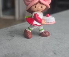 HTF Vintage 1981 AGC Kenner Strawberry Shortcake Mini PVC Doll with Birthday Cake Figurine 2" same era as MLP G1 My Little Pony