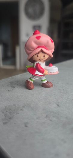 HTF Vintage 1981 AGC Kenner Strawberry Shortcake Mini PVC Doll with Birthday Cake Figurine 2" same era as MLP G1 My Little Pony