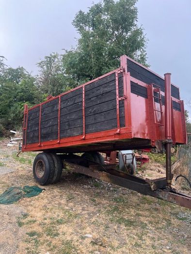Tipping trailer 127