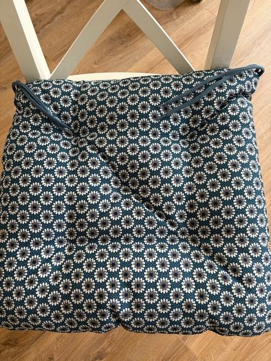 4 outdoor seat cushions